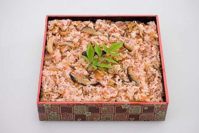 五目赤飯（参考店頭価格 370円/1パック 220g）
